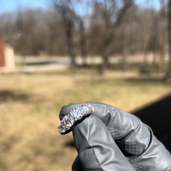 18K 3.6CT AUTHENTIC MOISSANITE 5 STONE DIAMOND RING - Picture 3 of 15